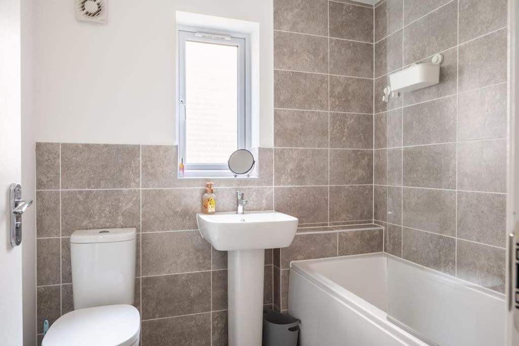 Cosy 3 Bed Near Beaches, Cardiff & Brecon Beacons Coity Zewnętrze zdjęcie